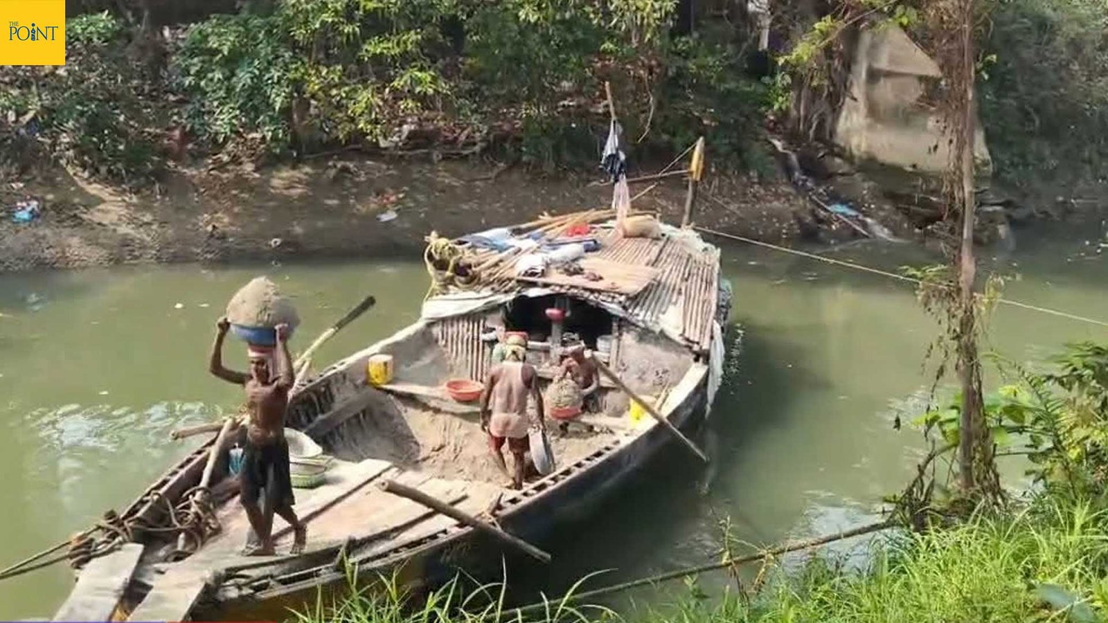 গঙ্গা থেকে বালি চুরি! উত্তরপাড়ায় গ্রেফতার ২, বাজেয়াপ্ত নৌকা ও বালি