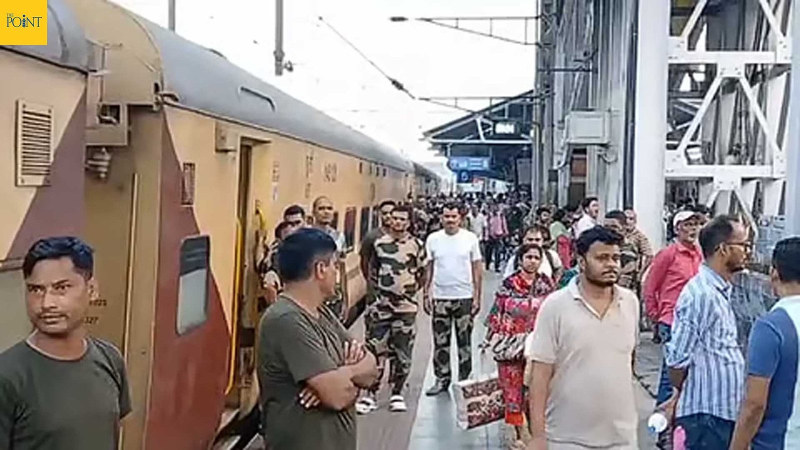 জল-বিদ্যুৎ নেই, অচল এসি! একাধিক সমস্যায় বর্ধমানে ট্রেন থেকে নেমে পড়লেন জওয়ানরা